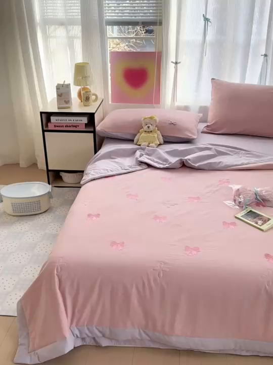 91家纺网 家纺一手货源 找家纺 佳鸿家纺 2026新款凉感冰柔丝刺绣手包边夏凉被夏被四件套-场景二 粉紫蝴蝶结