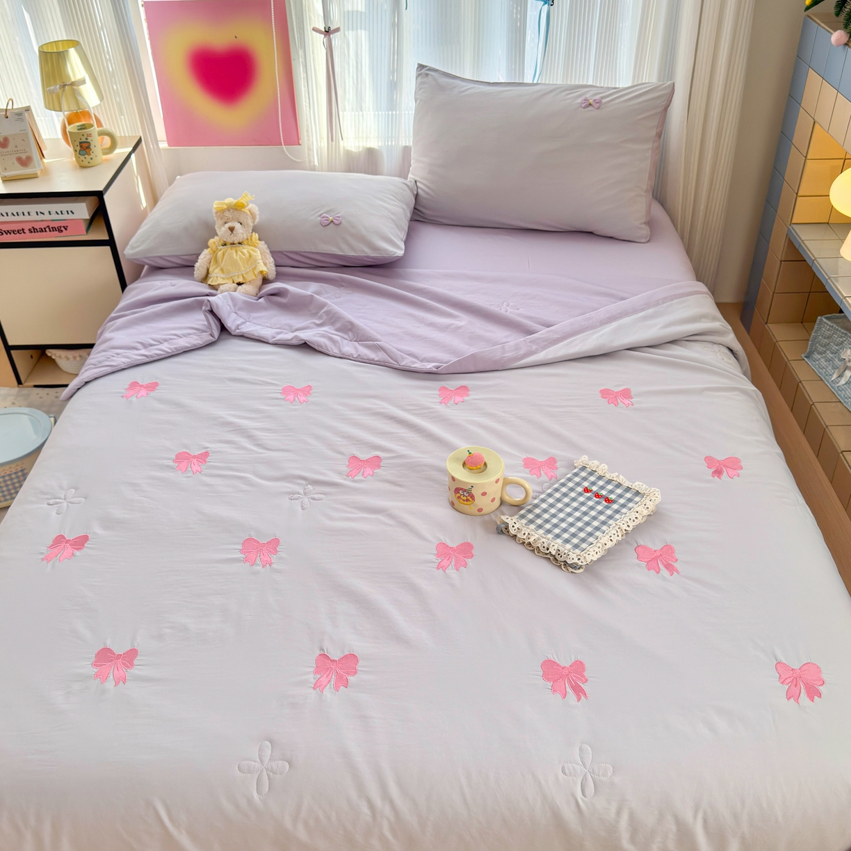 91家纺网 家纺一手货源 找家纺 佳鸿家纺 2026新款凉感冰柔丝刺绣手包边夏凉被夏被四件套-场景二 灰紫蝴蝶结