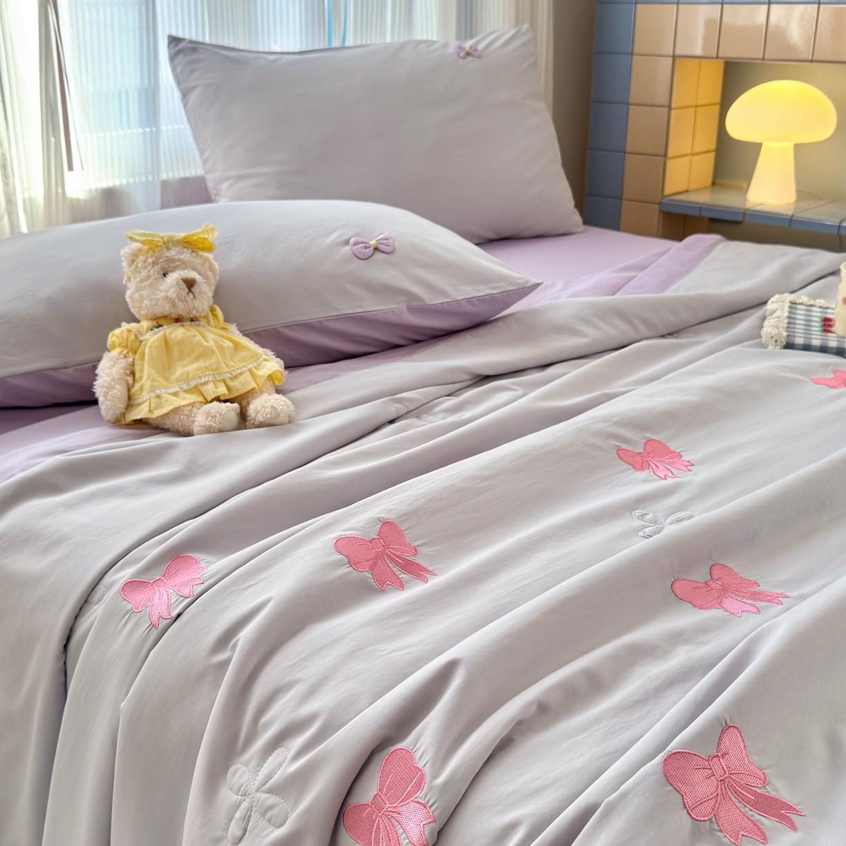 91家纺网 家纺一手货源 找家纺 佳鸿家纺 2026新款凉感冰柔丝刺绣手包边夏凉被夏被四件套-场景二 灰紫蝴蝶结