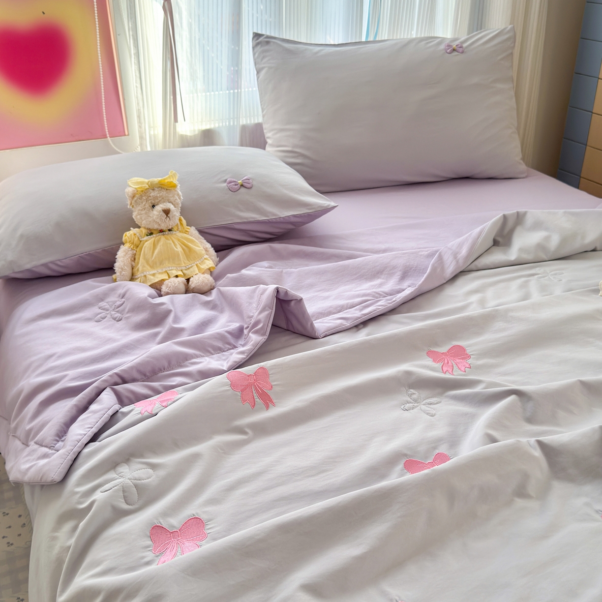 91家纺网 家纺一手货源 找家纺 佳鸿家纺 2026新款凉感冰柔丝刺绣手包边夏凉被夏被四件套-场景二 灰紫蝴蝶结