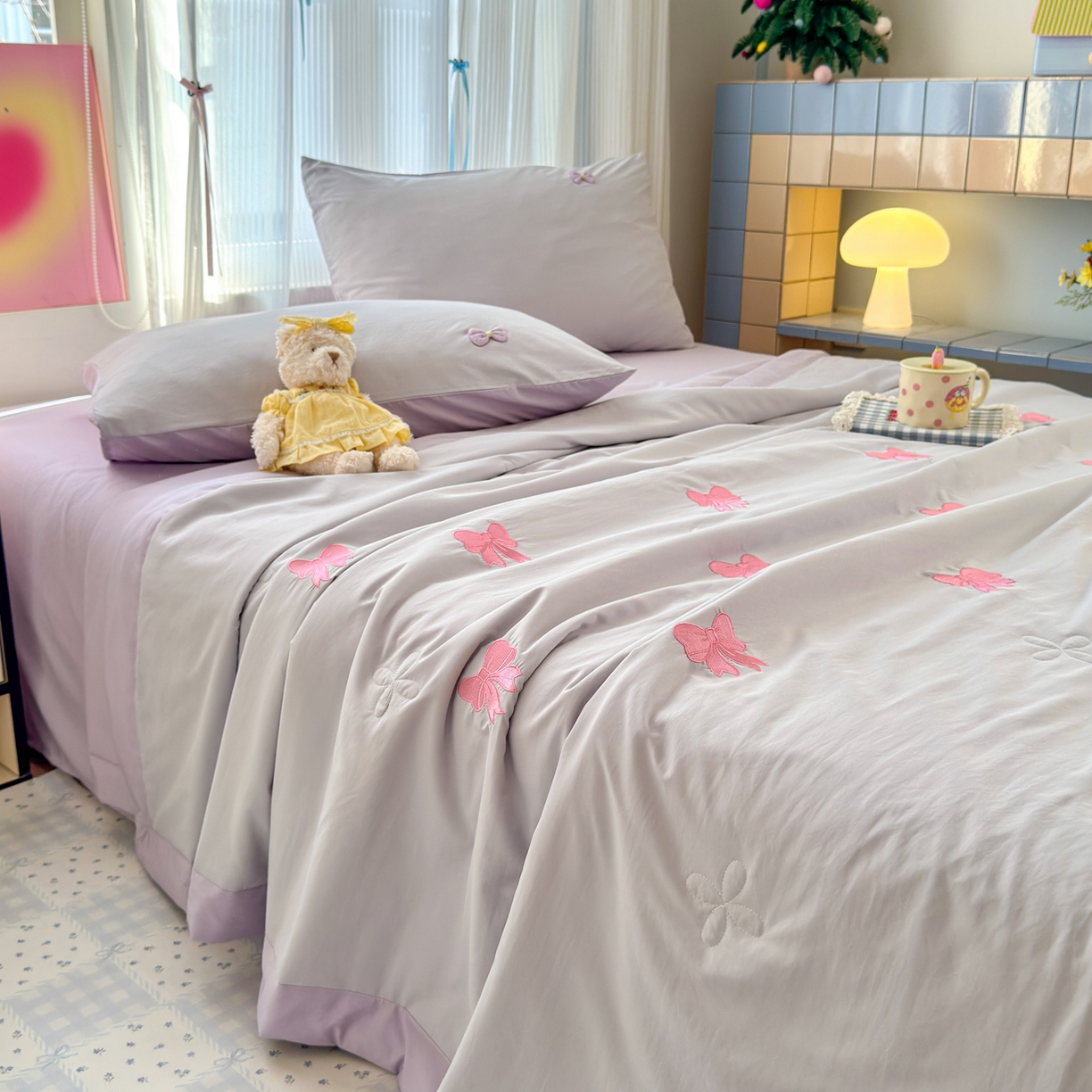 91家纺网 家纺一手货源 找家纺 佳鸿家纺 2026新款凉感冰柔丝刺绣手包边夏凉被夏被四件套-场景二 灰紫蝴蝶结