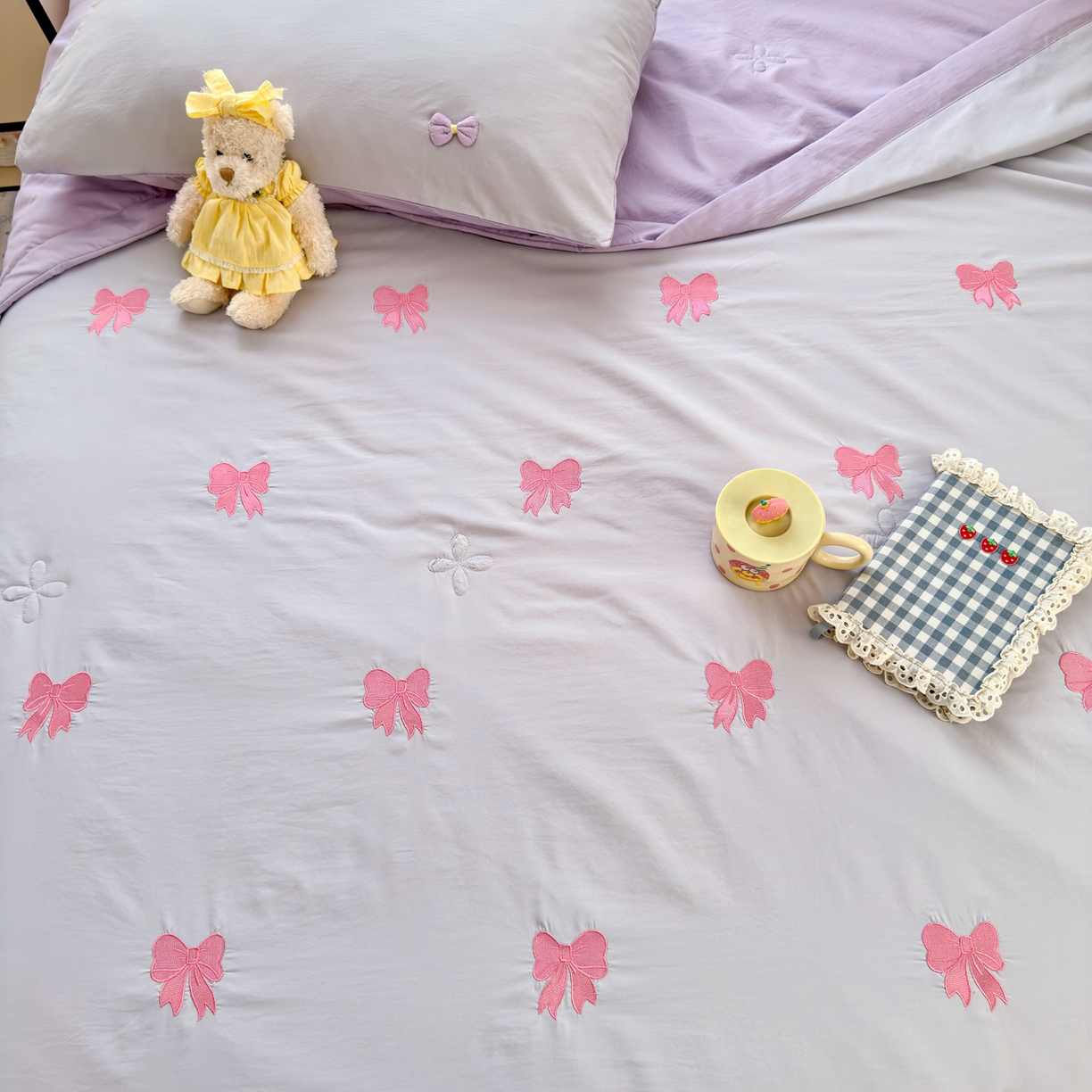 91家纺网 家纺一手货源 找家纺 佳鸿家纺 2026新款凉感冰柔丝刺绣手包边夏凉被夏被四件套-场景二 灰紫蝴蝶结