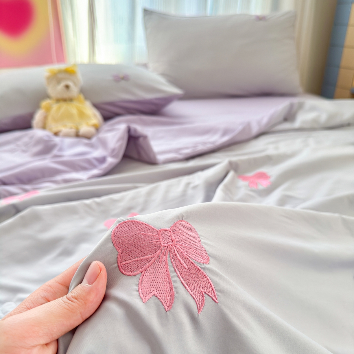 91家纺网 家纺一手货源 找家纺 佳鸿家纺 2026新款凉感冰柔丝刺绣手包边夏凉被夏被四件套-场景二 灰紫蝴蝶结
