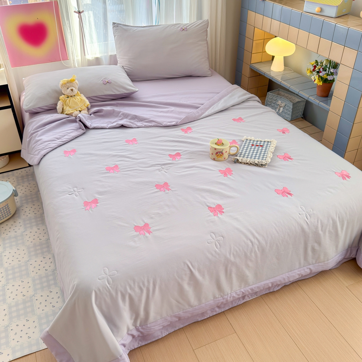 91家纺网 家纺一手货源 找家纺 佳鸿家纺 2026新款凉感冰柔丝刺绣手包边夏凉被夏被四件套-场景二 灰紫蝴蝶结