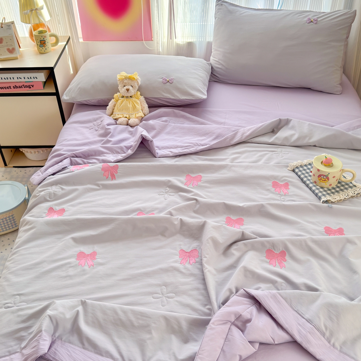 91家纺网 家纺一手货源 找家纺 佳鸿家纺 2026新款凉感冰柔丝刺绣手包边夏凉被夏被四件套-场景二 灰紫蝴蝶结