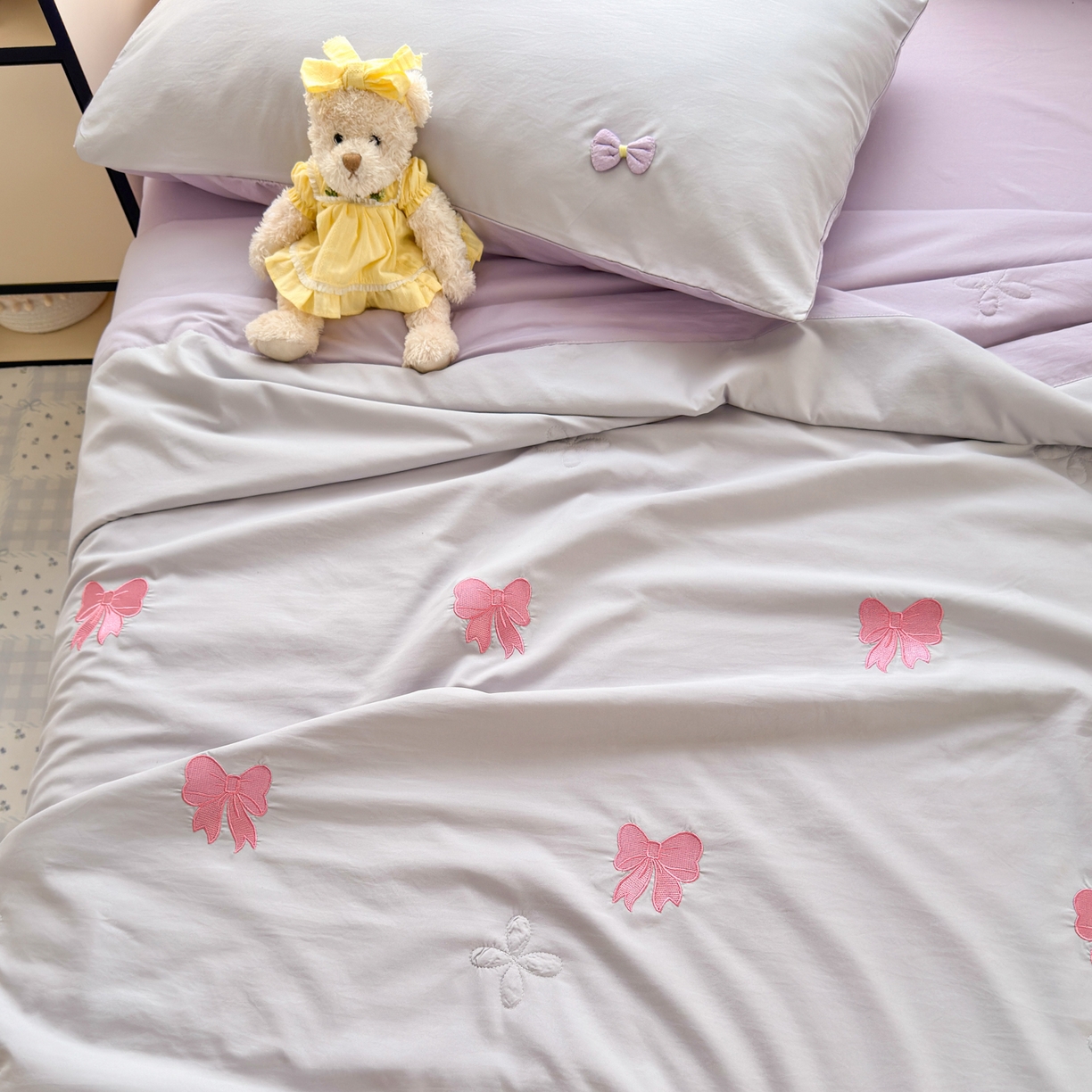 91家纺网 家纺一手货源 找家纺 佳鸿家纺 2026新款凉感冰柔丝刺绣手包边夏凉被夏被四件套-场景二 灰紫蝴蝶结