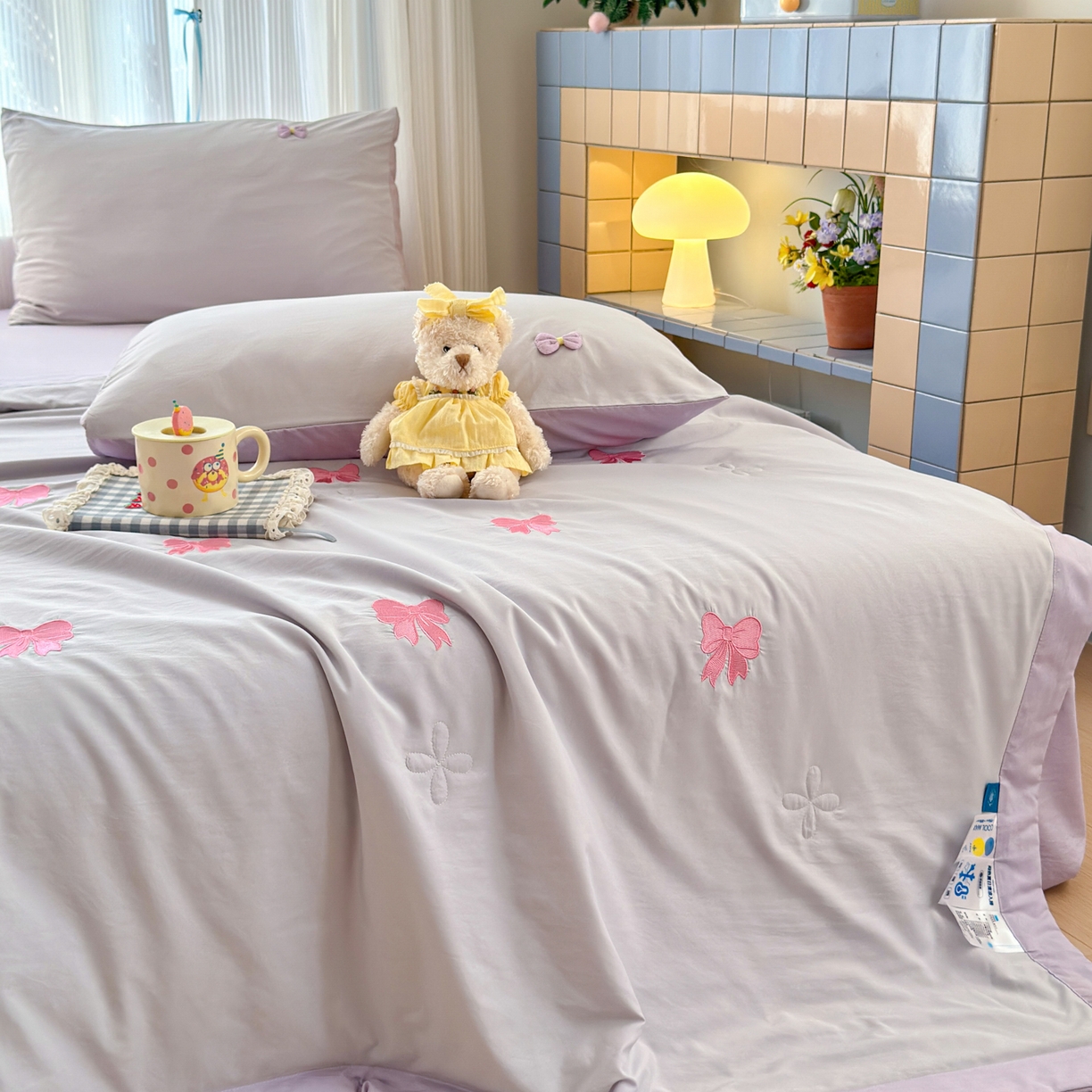 91家纺网 家纺一手货源 找家纺 佳鸿家纺 2026新款凉感冰柔丝刺绣手包边夏凉被夏被四件套-场景二 灰紫蝴蝶结