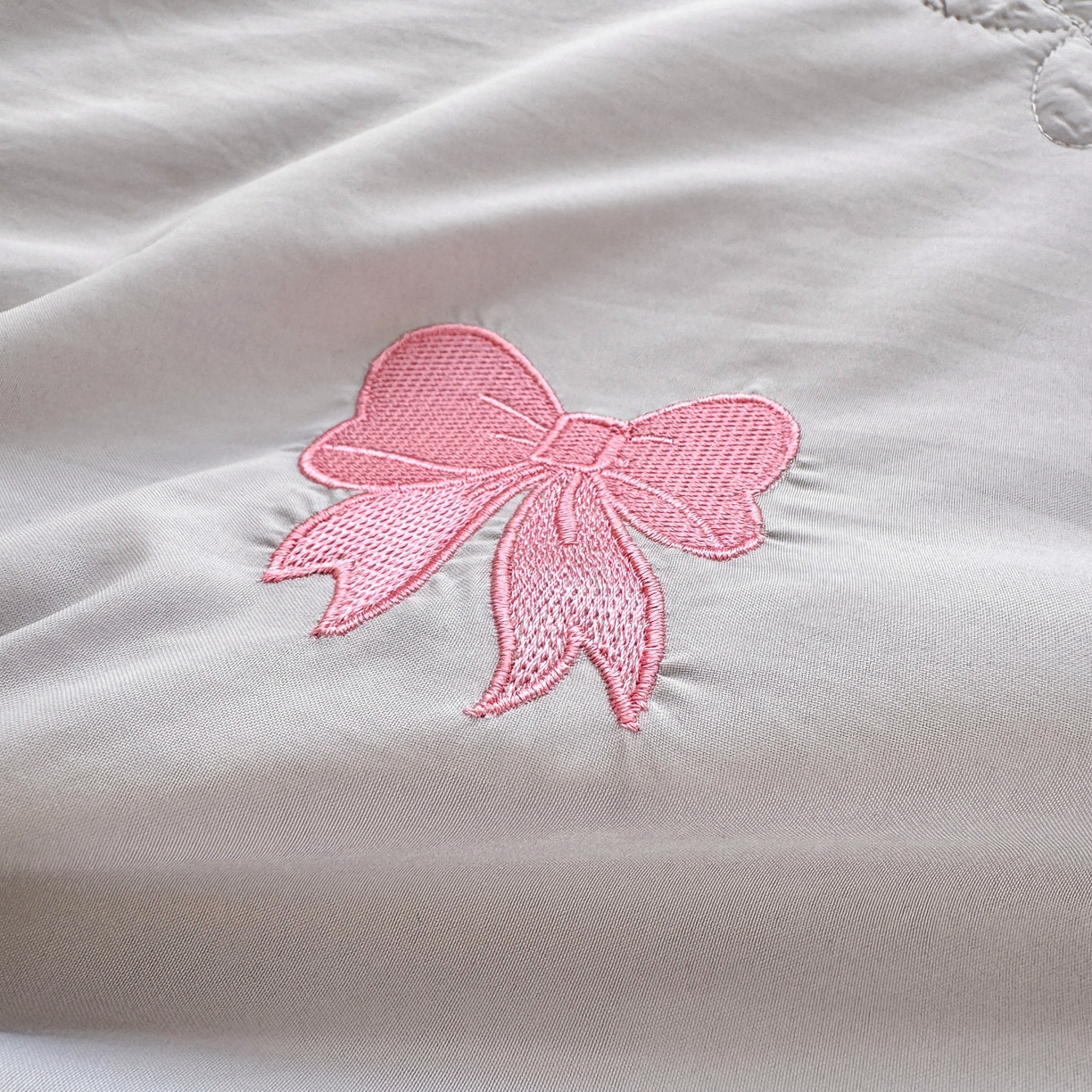 91家纺网 家纺一手货源 找家纺 佳鸿家纺 2026新款凉感冰柔丝刺绣手包边夏凉被夏被四件套-场景二 灰紫蝴蝶结