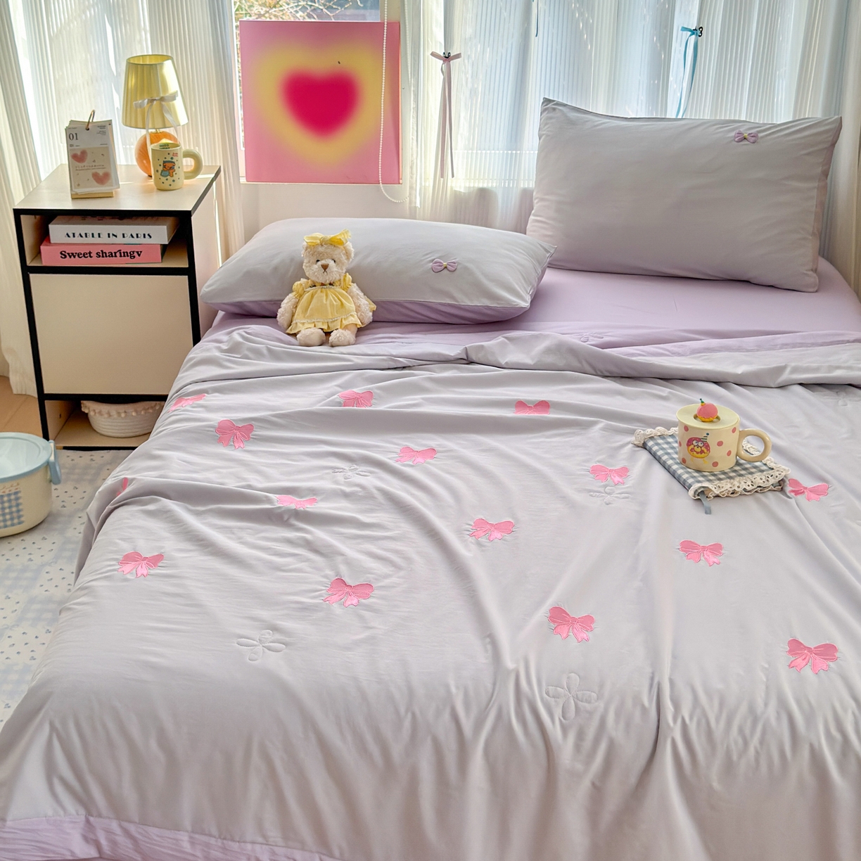 91家纺网 家纺一手货源 找家纺 佳鸿家纺 2026新款凉感冰柔丝刺绣手包边夏凉被夏被四件套-场景二 灰紫蝴蝶结