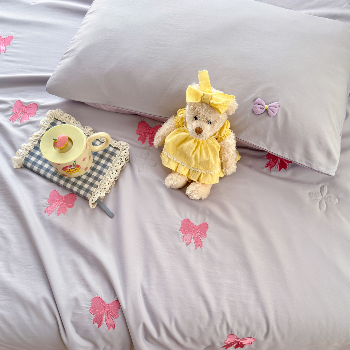 91家纺网 家纺一手货源 找家纺 佳鸿家纺 2026新款凉感冰柔丝刺绣手包边夏凉被夏被四件套-场景二 灰紫蝴蝶结