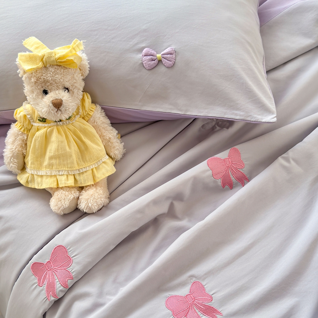 91家纺网 家纺一手货源 找家纺 佳鸿家纺 2026新款凉感冰柔丝刺绣手包边夏凉被夏被四件套-场景二 灰紫蝴蝶结