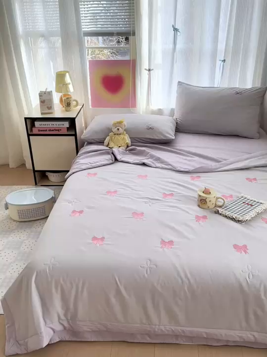 91家纺网 家纺一手货源 找家纺 佳鸿家纺 2026新款凉感冰柔丝刺绣手包边夏凉被夏被四件套-场景二 灰紫蝴蝶结
