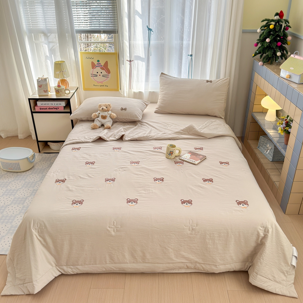 91家纺网 家纺一手货源 找家纺 佳鸿家纺 2026新款凉感冰柔丝刺绣手包边夏凉被夏被四件套-场景二 奶咖小熊