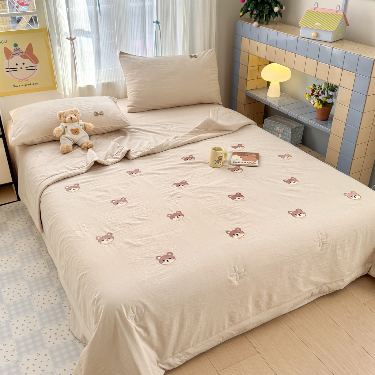 91家纺网 家纺一手货源 找家纺 佳鸿家纺 2026新款凉感冰柔丝刺绣手包边夏凉被夏被四件套-场景二 奶咖小熊