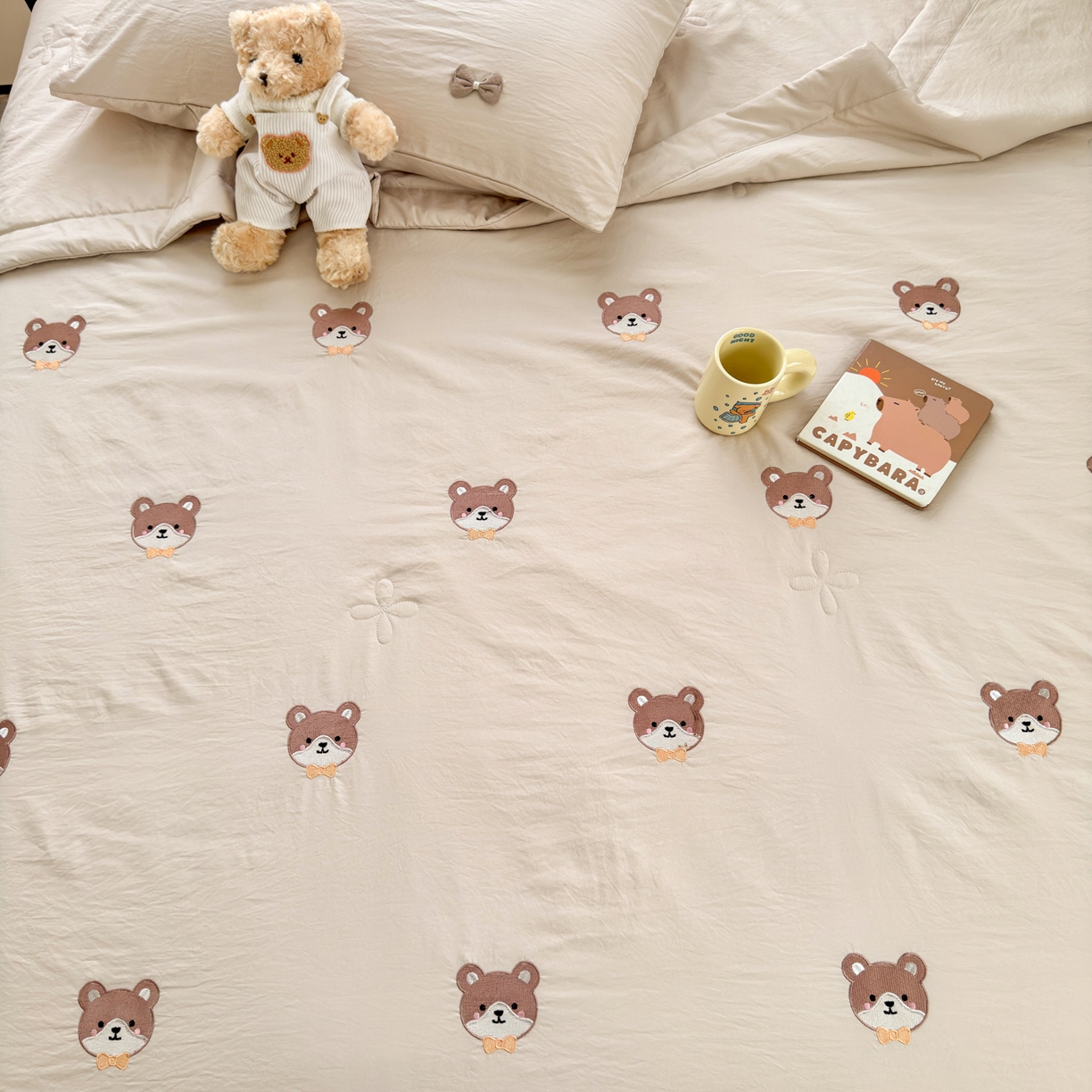 91家纺网 家纺一手货源 找家纺 佳鸿家纺 2026新款凉感冰柔丝刺绣手包边夏凉被夏被四件套-场景二 奶咖小熊