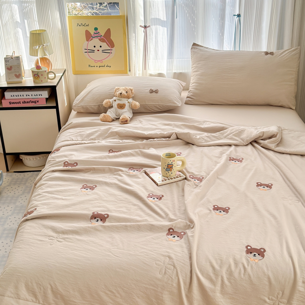 91家纺网 家纺一手货源 找家纺 佳鸿家纺 2026新款凉感冰柔丝刺绣手包边夏凉被夏被四件套-场景二 奶咖小熊