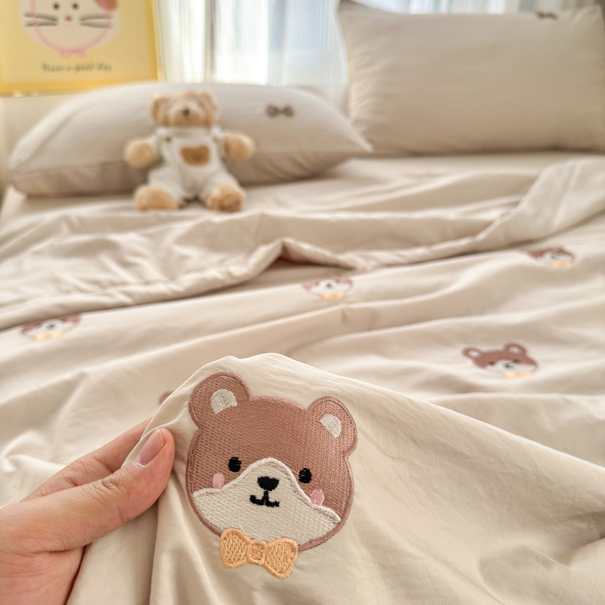 91家纺网 家纺一手货源 找家纺 佳鸿家纺 2026新款凉感冰柔丝刺绣手包边夏凉被夏被四件套-场景二 奶咖小熊
