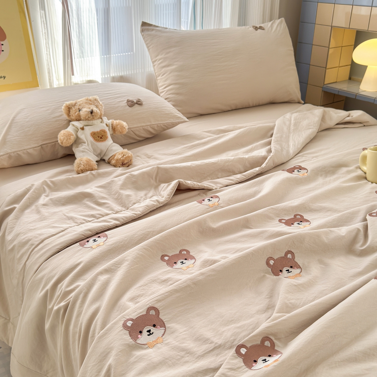 91家纺网 家纺一手货源 找家纺 佳鸿家纺 2026新款凉感冰柔丝刺绣手包边夏凉被夏被四件套-场景二 奶咖小熊