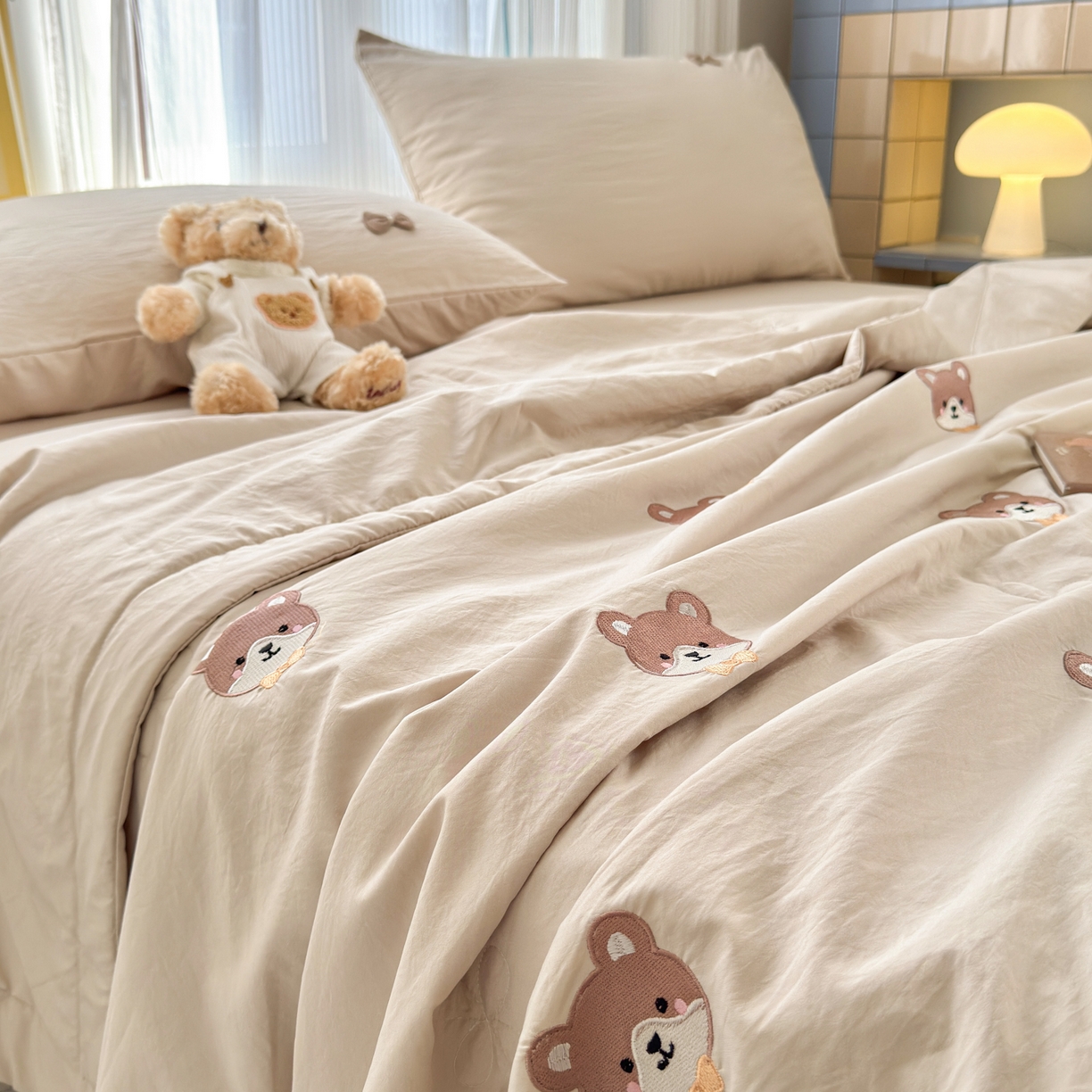 91家纺网 家纺一手货源 找家纺 佳鸿家纺 2026新款凉感冰柔丝刺绣手包边夏凉被夏被四件套-场景二 奶咖小熊