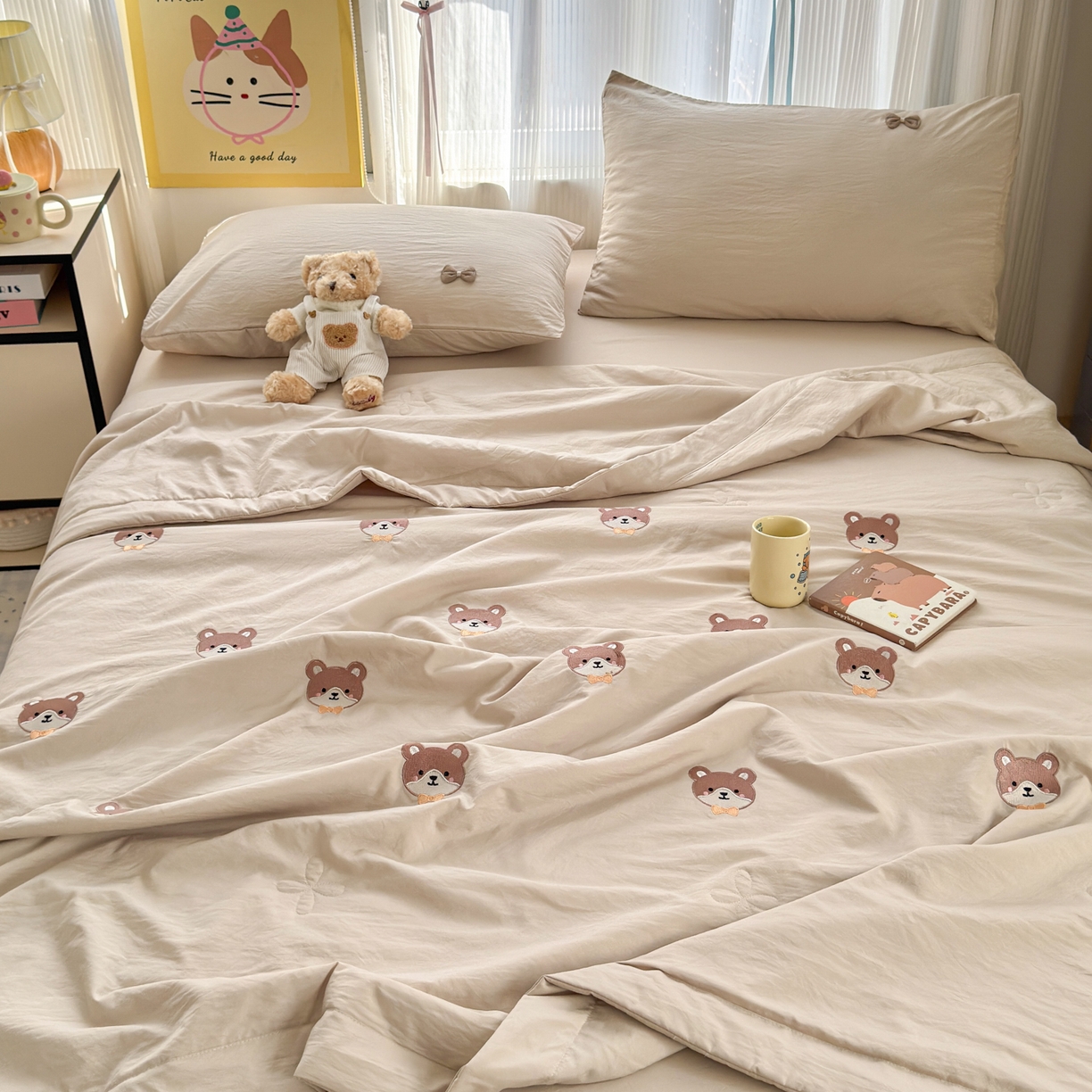 91家纺网 家纺一手货源 找家纺 佳鸿家纺 2026新款凉感冰柔丝刺绣手包边夏凉被夏被四件套-场景二 奶咖小熊