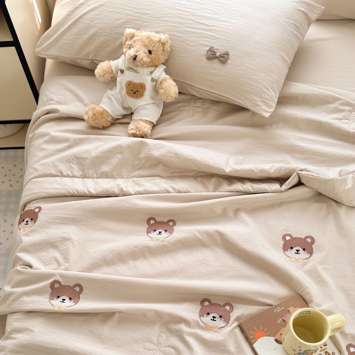 91家纺网 家纺一手货源 找家纺 佳鸿家纺 2026新款凉感冰柔丝刺绣手包边夏凉被夏被四件套-场景二 奶咖小熊