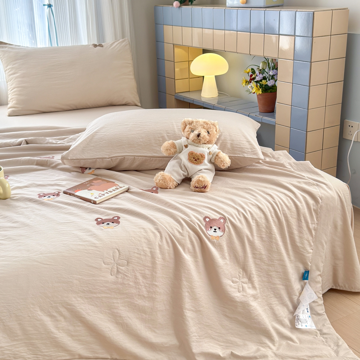 91家纺网 家纺一手货源 找家纺 佳鸿家纺 2026新款凉感冰柔丝刺绣手包边夏凉被夏被四件套-场景二 奶咖小熊