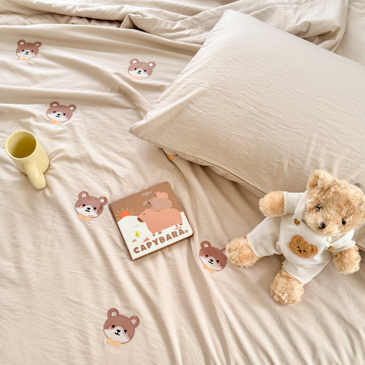 91家纺网 家纺一手货源 找家纺 佳鸿家纺 2026新款凉感冰柔丝刺绣手包边夏凉被夏被四件套-场景二 奶咖小熊