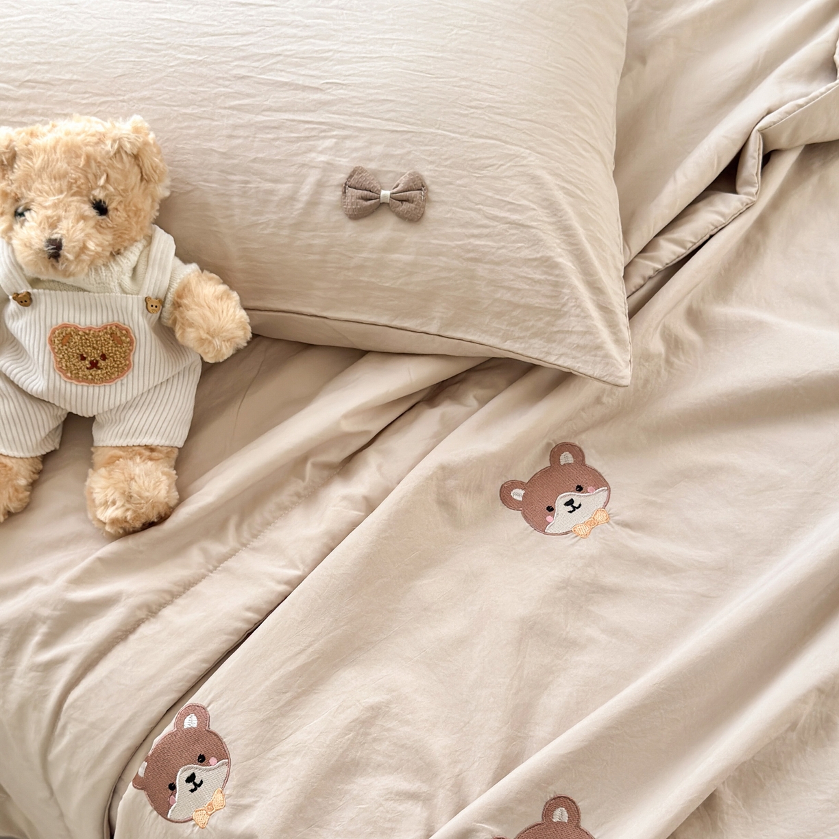 91家纺网 家纺一手货源 找家纺 佳鸿家纺 2026新款凉感冰柔丝刺绣手包边夏凉被夏被四件套-场景二 奶咖小熊