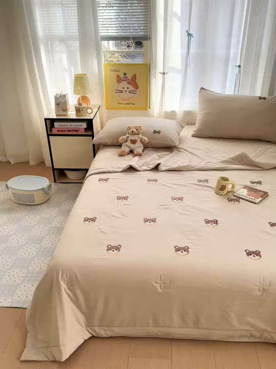 91家纺网 家纺一手货源 找家纺 佳鸿家纺 2026新款凉感冰柔丝刺绣手包边夏凉被夏被四件套-场景二 奶咖小熊