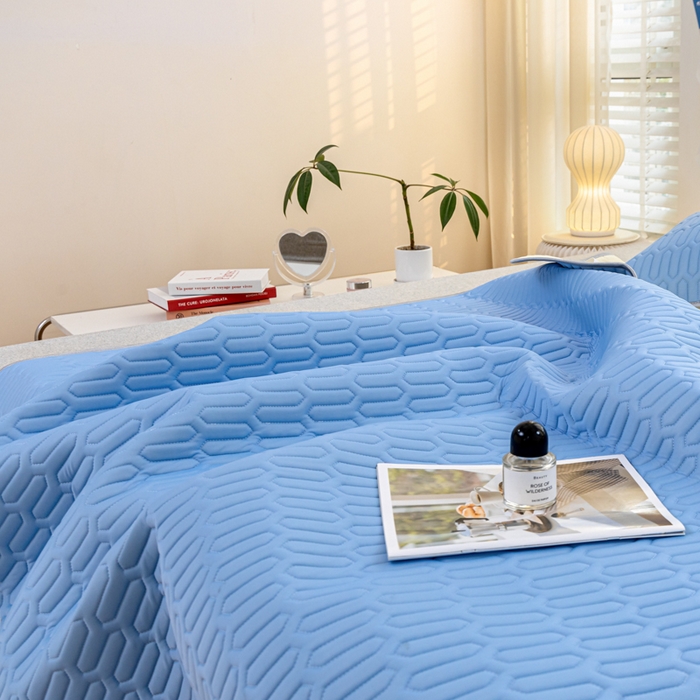 91家纺网 家纺一手货源 找家纺 默忆 2026新款凉感丝简约纯色乳胶凉席 天空蓝