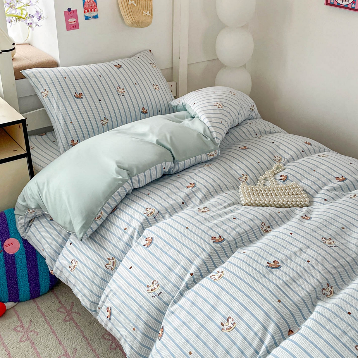 91家纺网 家纺一手货源 找家纺 纽缦家纺 2026新款A类水洗棉学生套件系列 蓝纹木马星