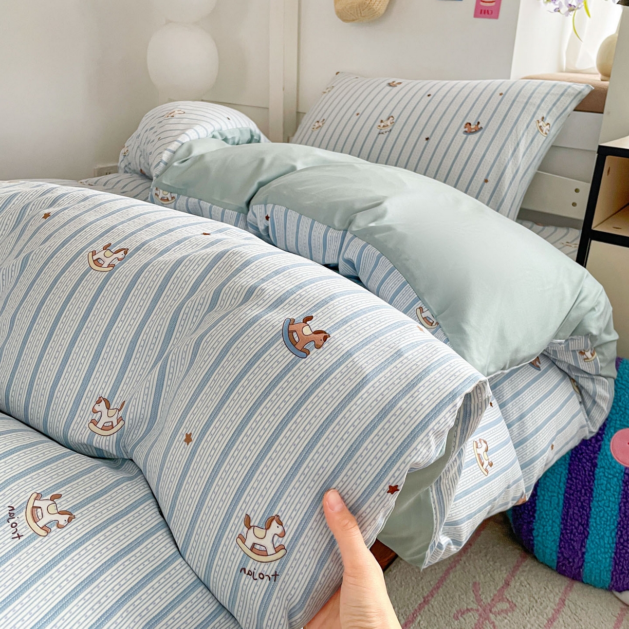 91家纺网 家纺一手货源 找家纺 纽缦家纺 2026新款A类水洗棉学生套件系列 蓝纹木马星