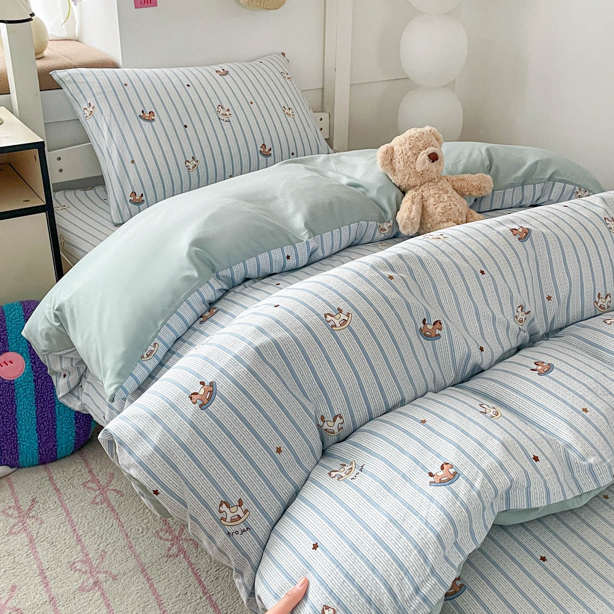 91家纺网 家纺一手货源 找家纺 纽缦家纺 2026新款A类水洗棉学生套件系列 蓝纹木马星