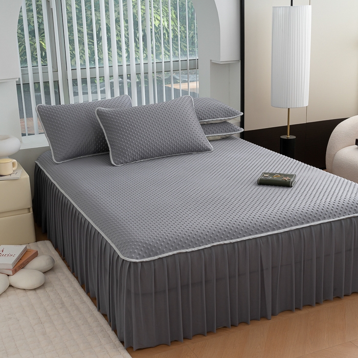 91家纺网 家纺一手货源 找家纺 默忆 2026新款3DA类直播网红热款凉感丝冰豆豆三明治复合床裙款凉席三件套 贵族灰