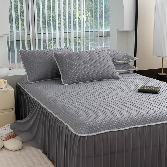 91家纺网 家纺一手货源 找家纺 默忆 2026新款3DA类直播网红热款凉感丝冰豆豆三明治复合床裙款凉席三件套 贵族灰