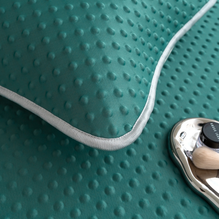 91家纺网 家纺一手货源 找家纺 默忆 2026新款3DA类直播网红热款凉感丝冰豆豆三明治复合床裙款凉席三件套 墨绿