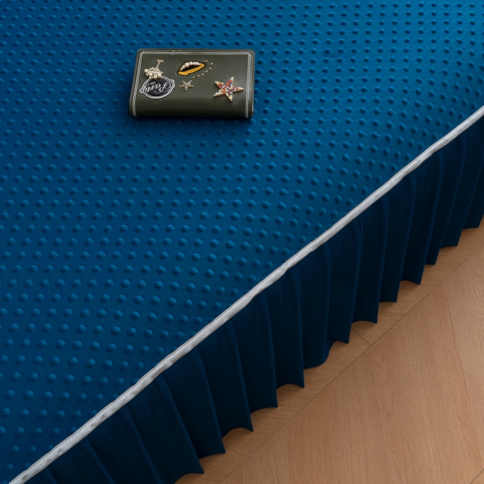 91家纺网 家纺一手货源 找家纺 默忆 2026新款3DA类直播网红热款凉感丝冰豆豆三明治复合床裙款凉席三件套 孔雀蓝