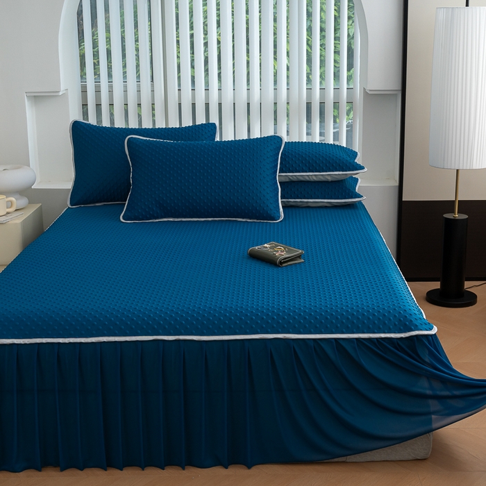 91家纺网 家纺一手货源 找家纺 默忆 2026新款3DA类直播网红热款凉感丝冰豆豆三明治复合床裙款凉席三件套 孔雀蓝