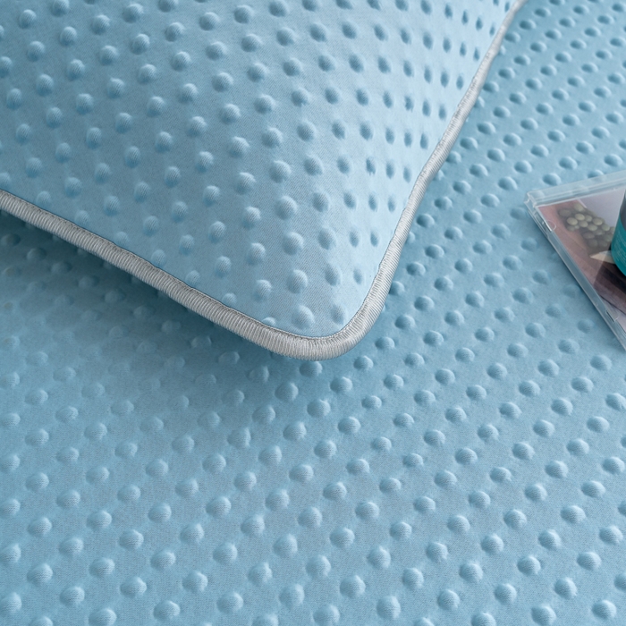 91家纺网 家纺一手货源 找家纺 默忆 2026新款3DA类直播网红热款凉感丝冰豆豆三明治复合床裙款凉席三件套 天空蓝