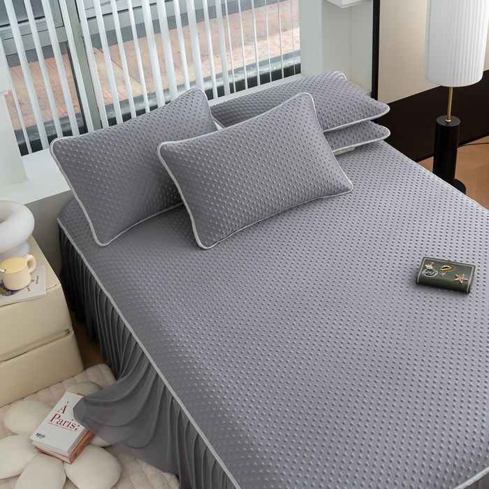 91家纺网 家纺一手货源 找家纺 默忆 2026新款3DA类直播网红热款凉感丝冰豆豆三明治复合床裙款凉席三件套 贵族灰