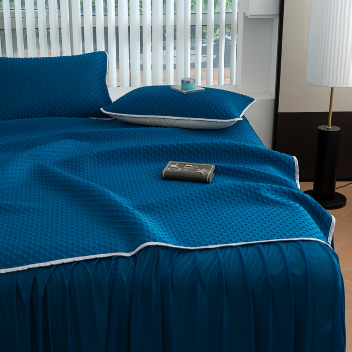 91家纺网 家纺一手货源 找家纺 默忆 2026新款3DA类直播网红热款凉感丝冰豆豆三明治复合床裙款凉席三件套 孔雀蓝