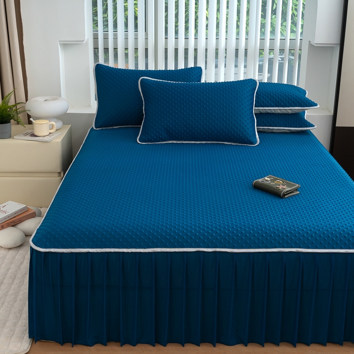 91家纺网 家纺一手货源 找家纺 默忆 2026新款3DA类直播网红热款凉感丝冰豆豆三明治复合床裙款凉席三件套 孔雀蓝