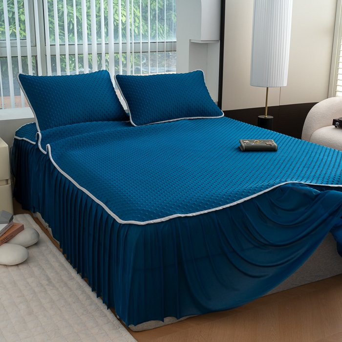 91家纺网 家纺一手货源 找家纺 默忆 2026新款3DA类直播网红热款凉感丝冰豆豆三明治复合床裙款凉席三件套 孔雀蓝