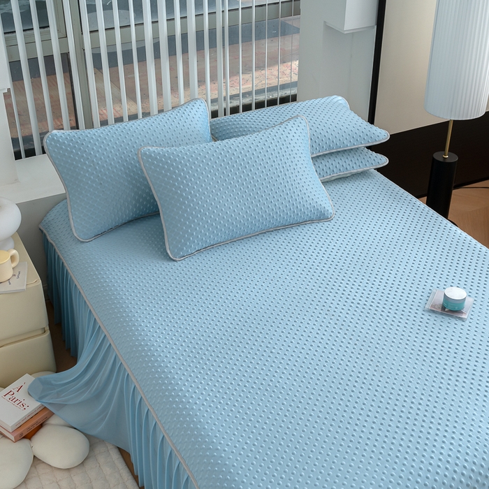 91家纺网 家纺一手货源 找家纺 默忆 2026新款3DA类直播网红热款凉感丝冰豆豆三明治复合床裙款凉席三件套 天空蓝