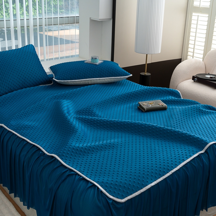 91家纺网 家纺一手货源 找家纺 默忆 2026新款3DA类直播网红热款凉感丝冰豆豆三明治复合床裙款凉席三件套 孔雀蓝