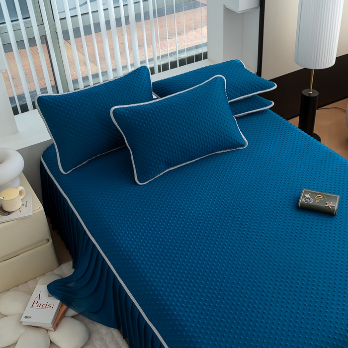 91家纺网 家纺一手货源 找家纺 默忆 2026新款3DA类直播网红热款凉感丝冰豆豆三明治复合床裙款凉席三件套 孔雀蓝