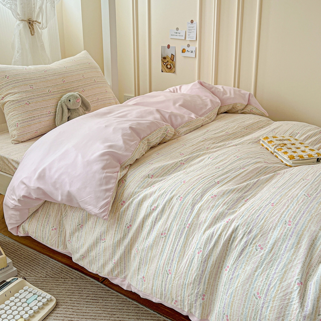 91家纺网 家纺一手货源 找家纺 纽缦家纺 2026新款A类水洗棉学生套件系列 甜樱恋曲