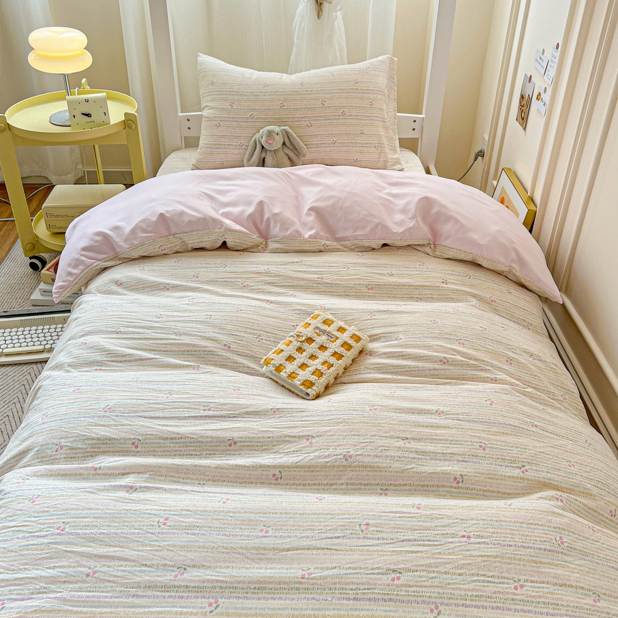 91家纺网 家纺一手货源 找家纺 纽缦家纺 2026新款A类水洗棉学生套件系列 甜樱恋曲