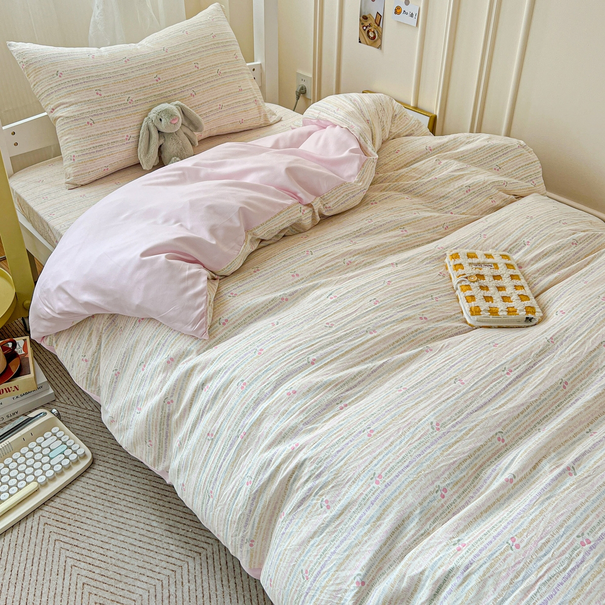 91家纺网 家纺一手货源 找家纺 纽缦家纺 2026新款A类水洗棉学生套件系列 甜樱恋曲