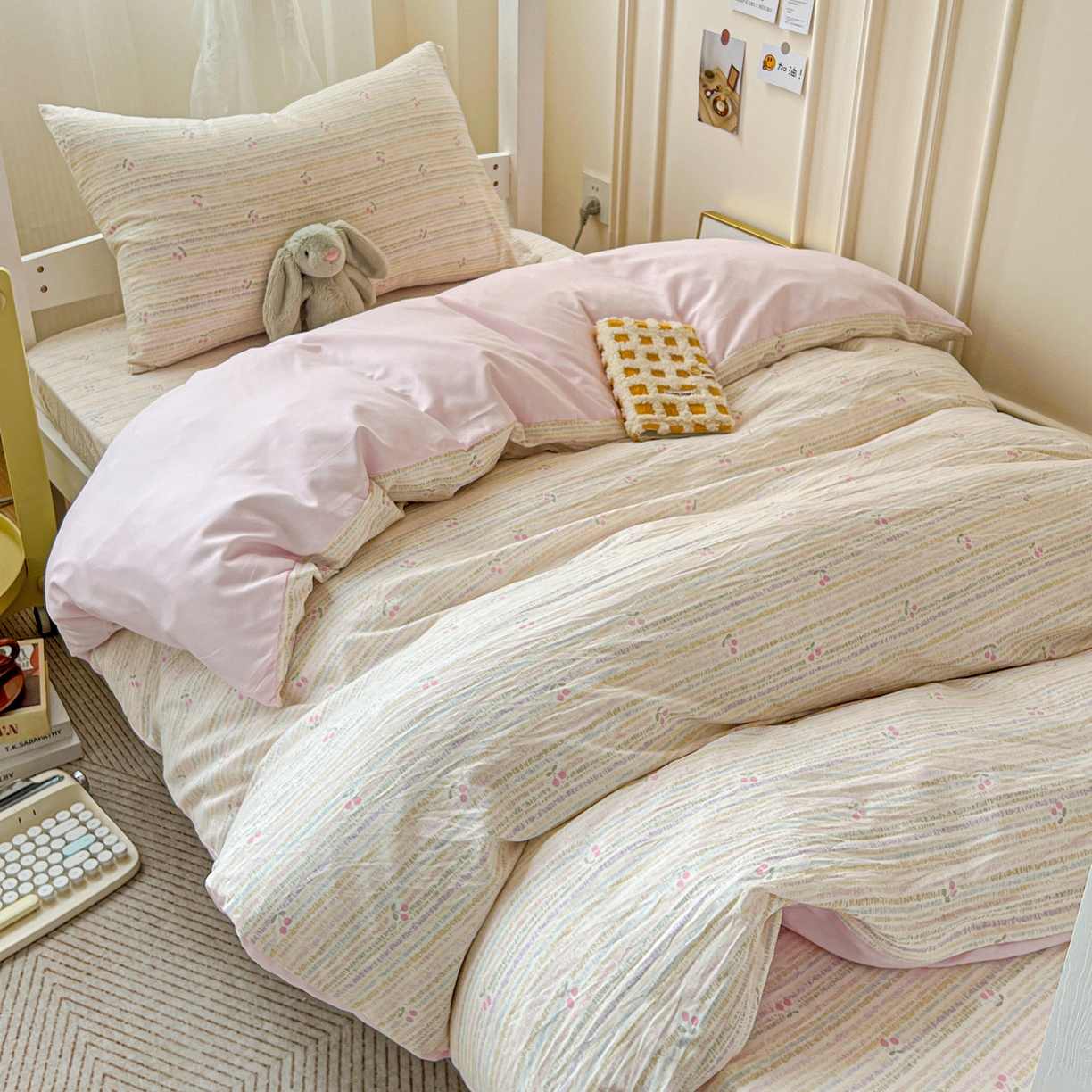 91家纺网 家纺一手货源 找家纺 纽缦家纺 2026新款A类水洗棉学生套件系列 甜樱恋曲